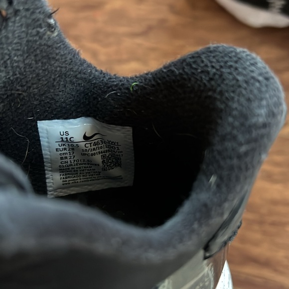 Boys Nike Basketball Sneakers - Picture 5 of 5